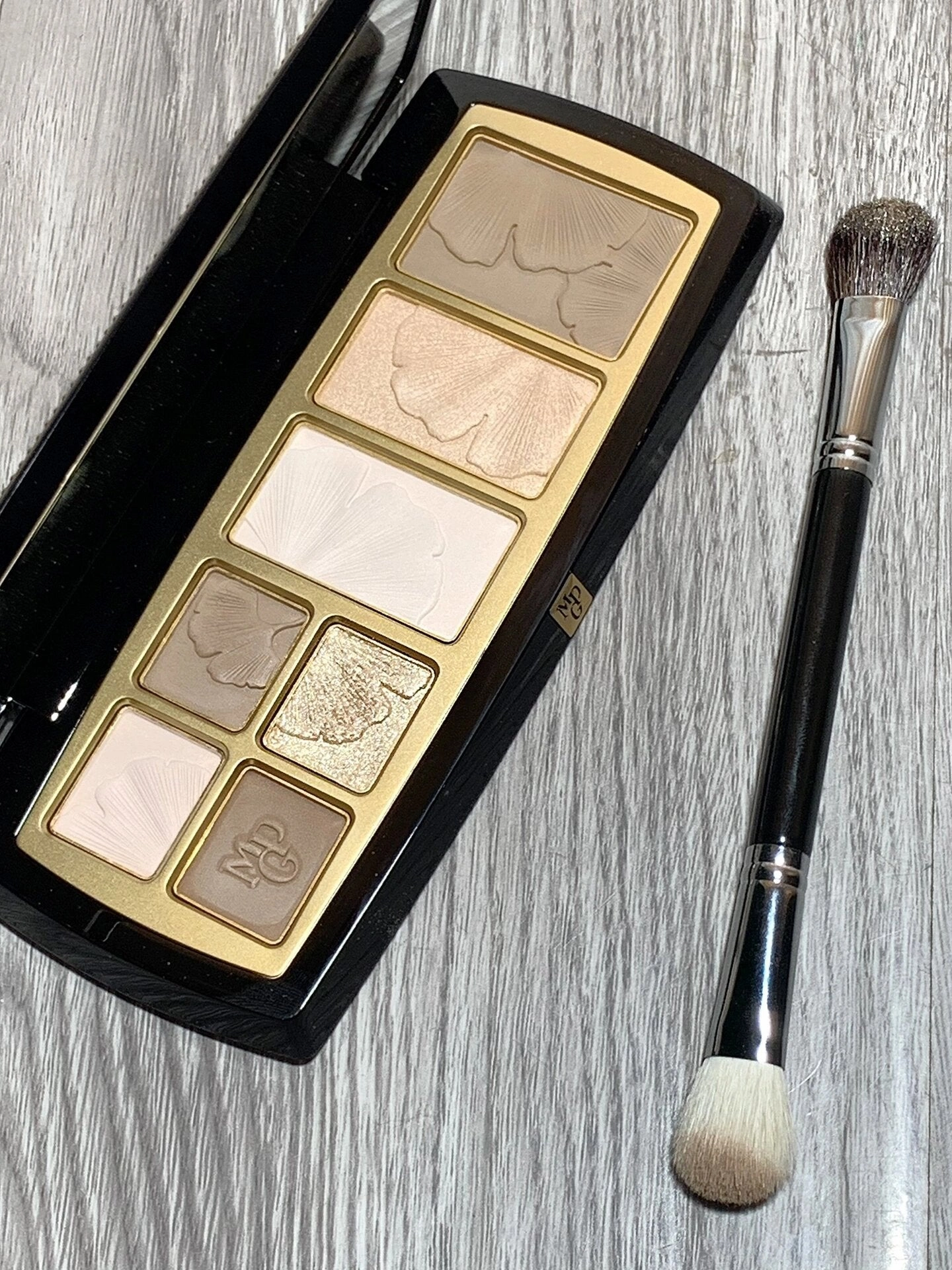 MAOGEPING Illuminating Contour Powder Palette: Sculpting with Light and Shadow