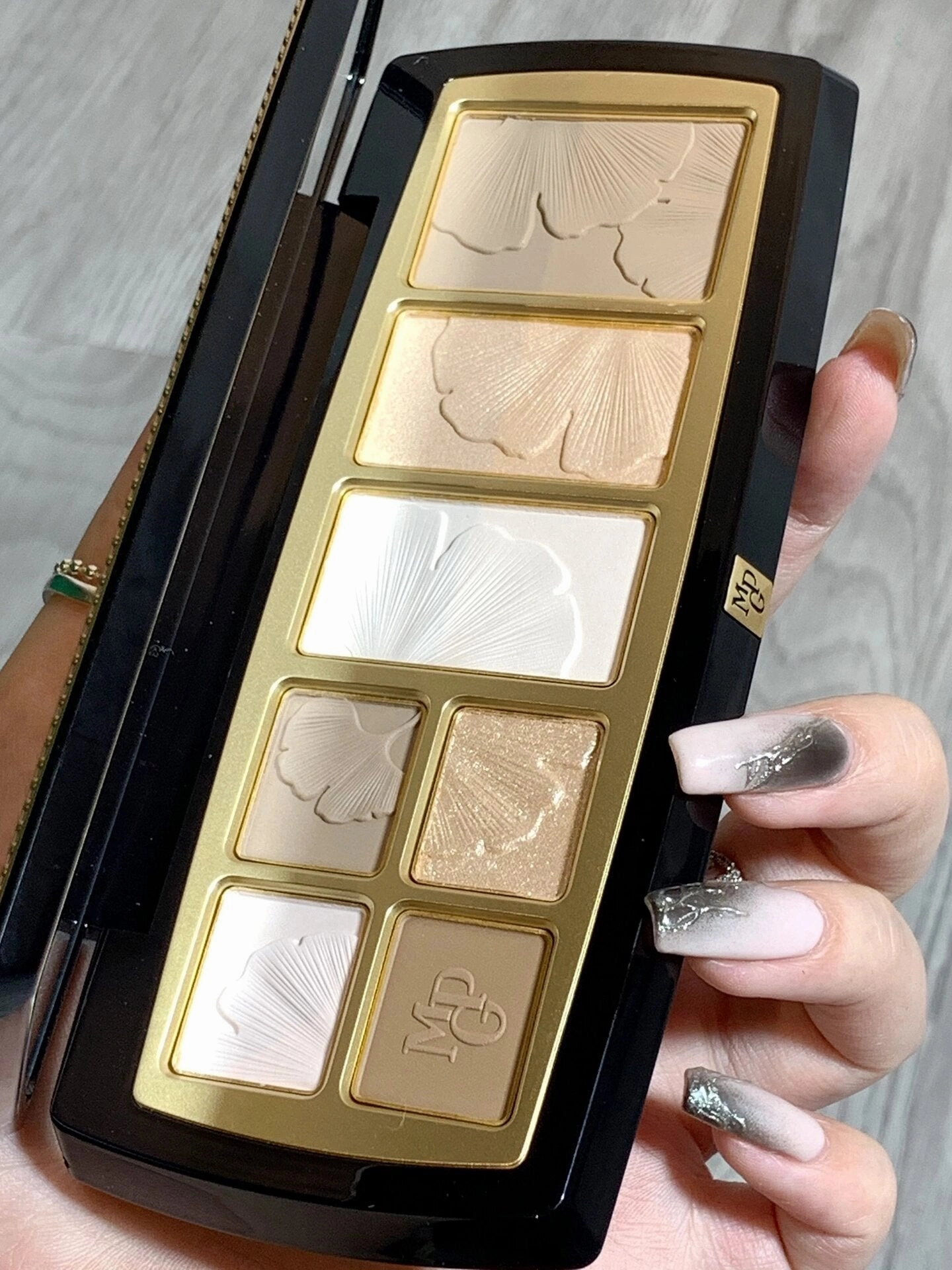MAOGEPING Illuminating Contour Powder Palette: Sculpting with Light and Shadow
